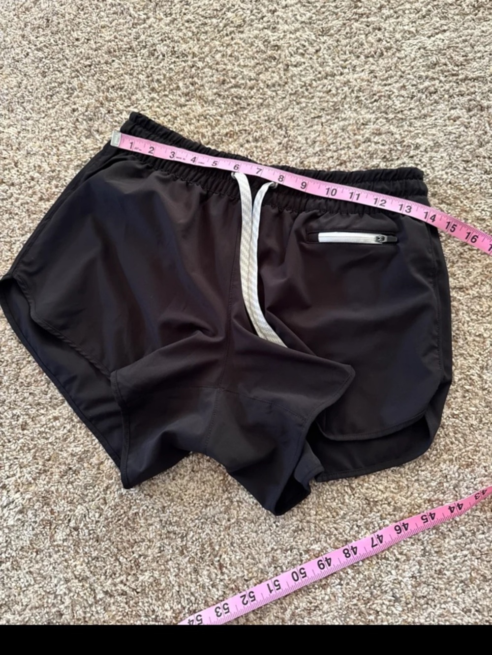 Vuori Clementine 2.0 Short 4" in Black 
size Medium - Picture 11 of 12